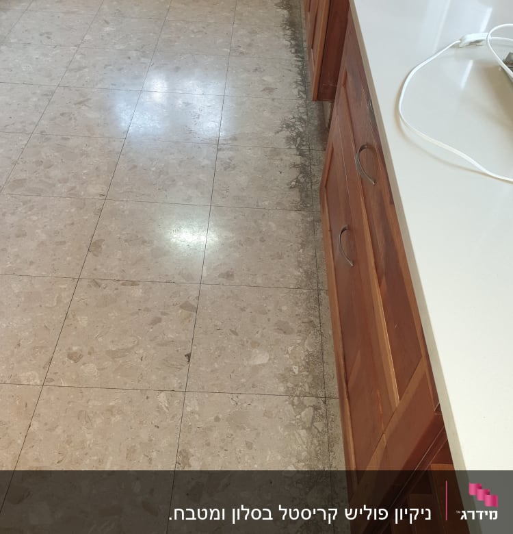 רצפה מלוכלכת ליד ארונות עץ במטבח